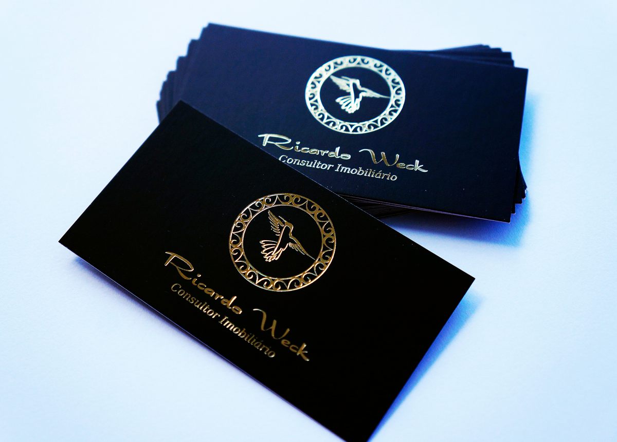 Cartões de visita escuros com hot stamping dourado e prata