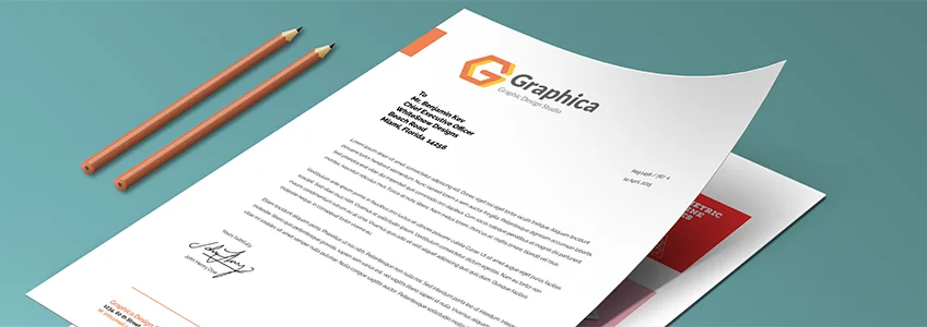 Exemplo ilustrativo de papel timbrado corporativo sobre mesa